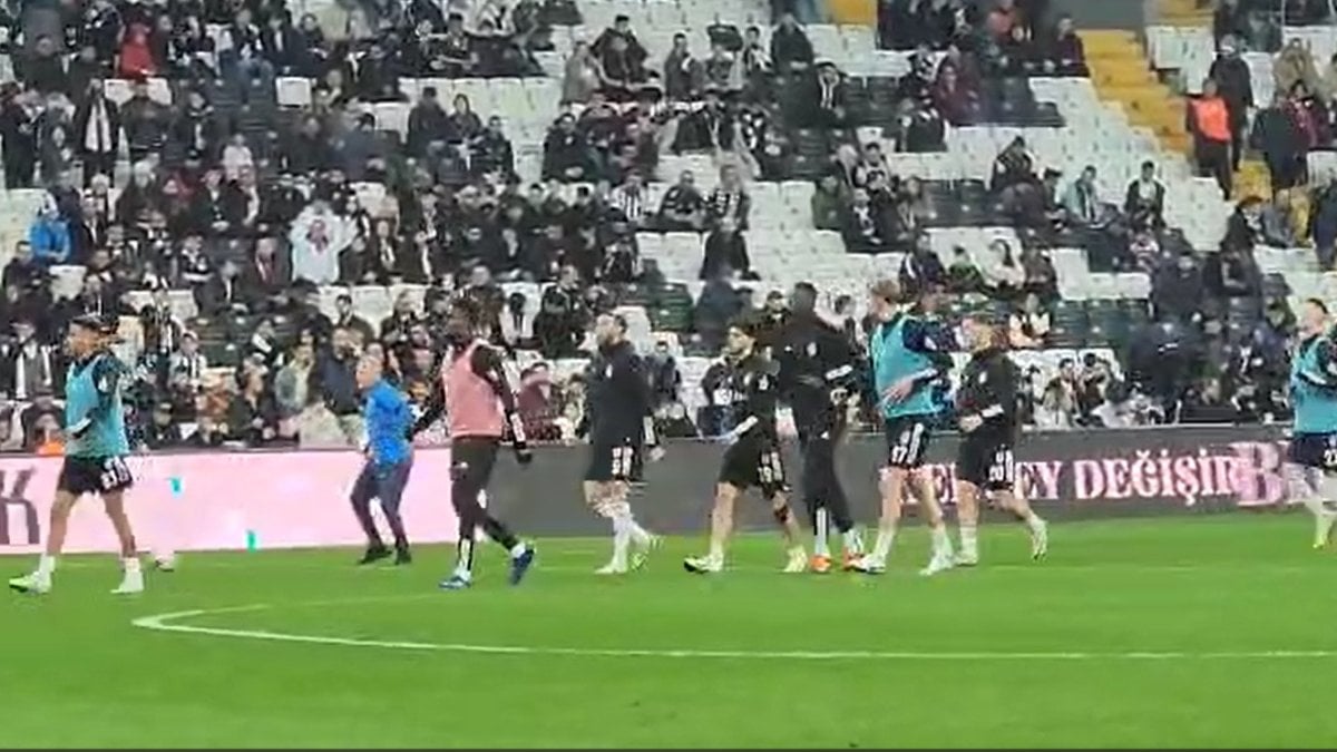 Beşiktaş taraftarından özel sevgi. Tribüne bir tek o çağırıldı