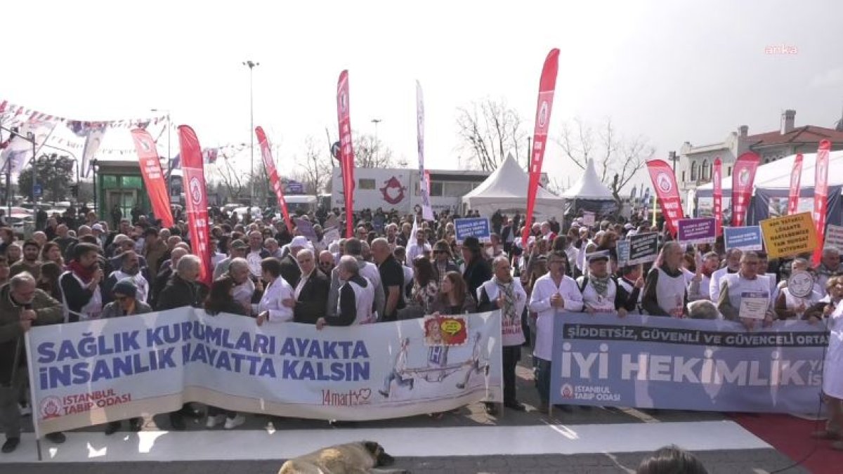 Hekimler 14 Mart Tıp Bayramı’nda bir araya geldi. ‘Susmuyoruz hiçbir yere gitmiyoruz’