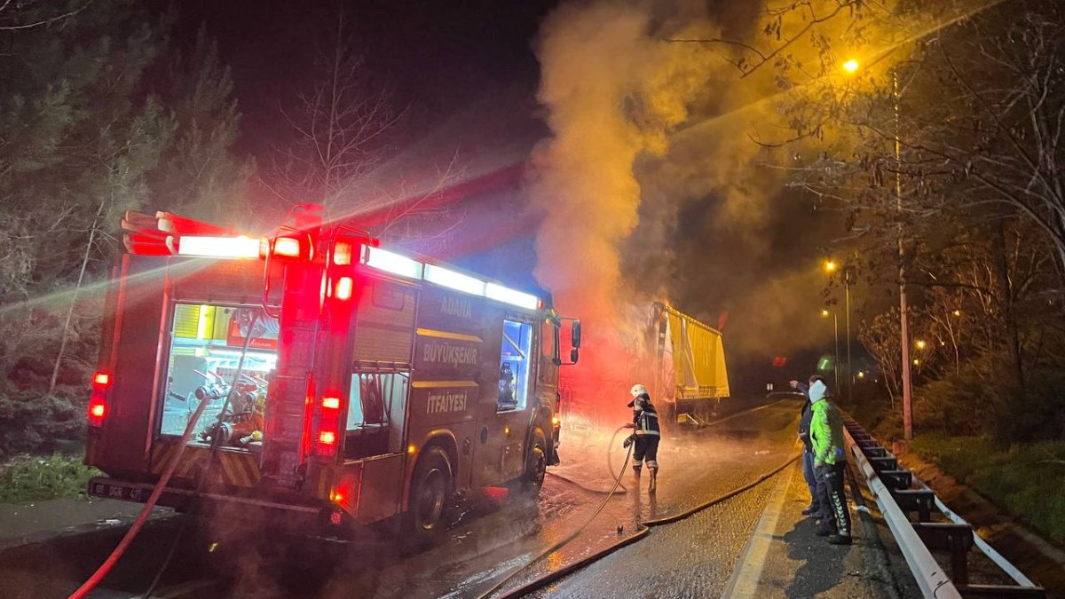 Adana'da kimyasal madde yüklü TIR’da yangın