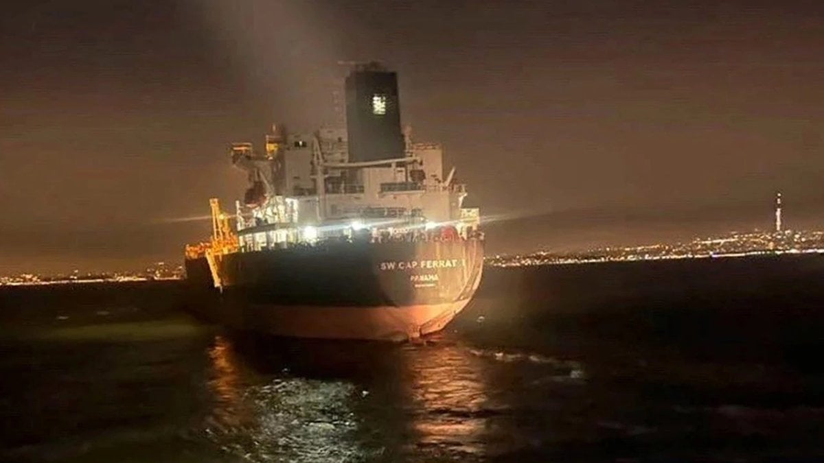 Motoru arızalanan tanker Küçükçekmece’ye demirledi