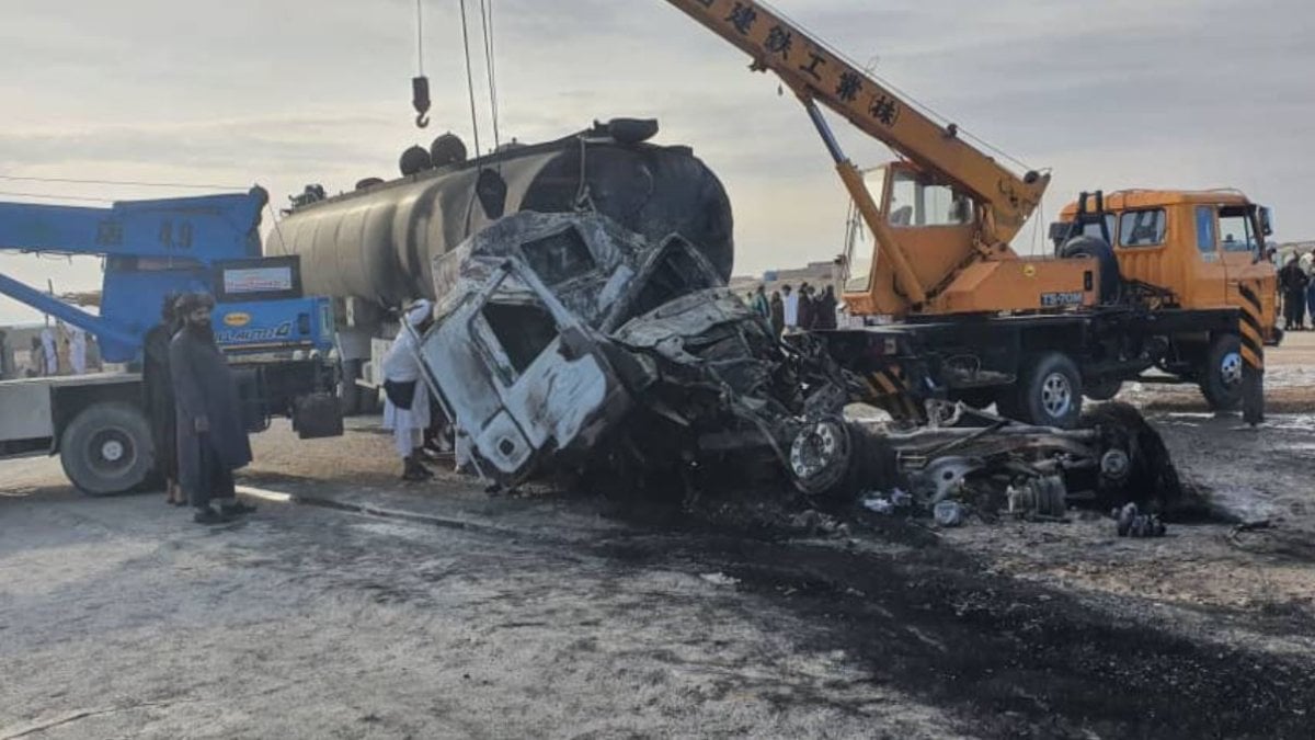 Otobüs ile yakıt tankeri çarpıştı '21 kişi öldü 38 kişi yaralandı'