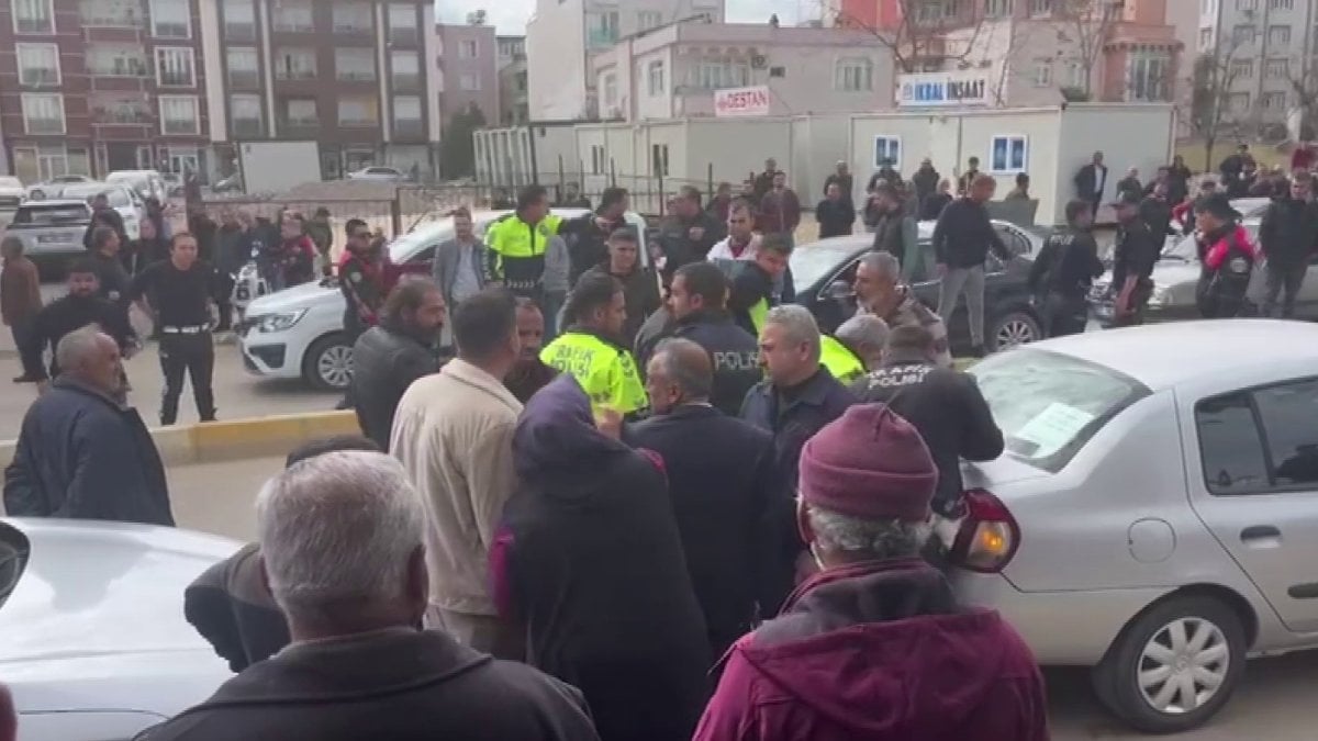 Trafik kazası sonrası tekme ve yumruklar havada uçuştu