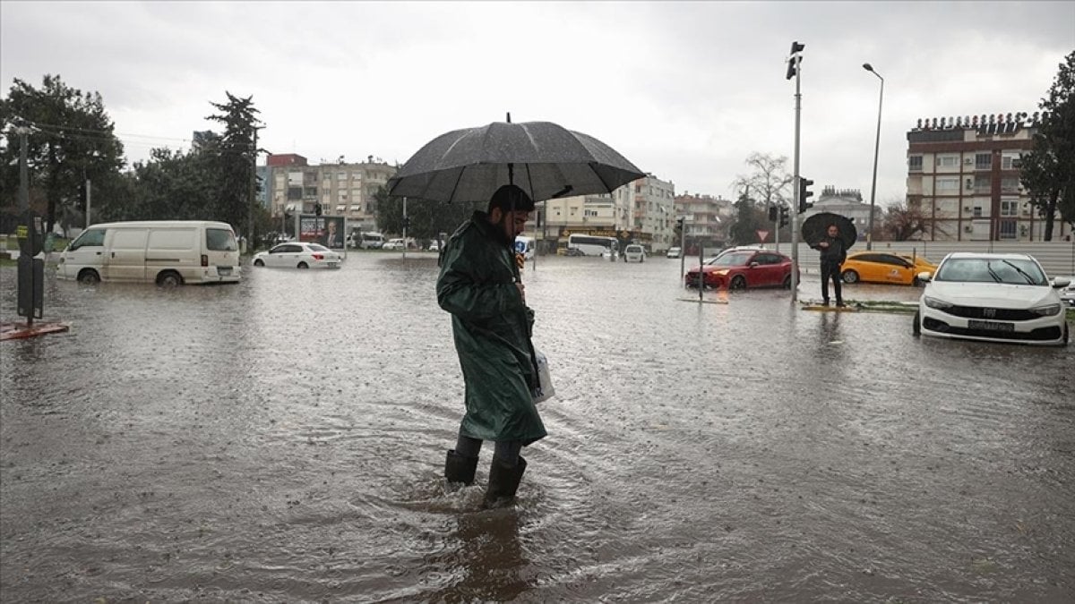 Meteoroloji 13 ili yarın için sağanak uyarısı. Sel ve su baskınlarına dikkat