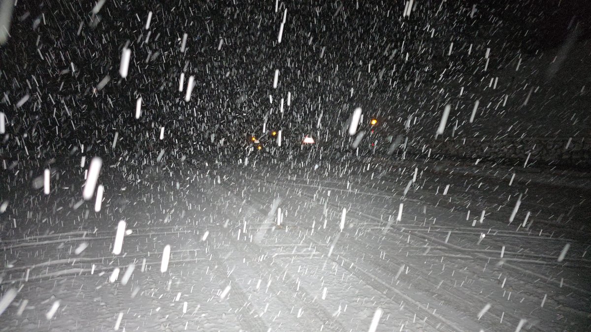 Tokat-Sivas yolunda kar yağışı etkili oldu. Görüş mesafesi sıfıra indi