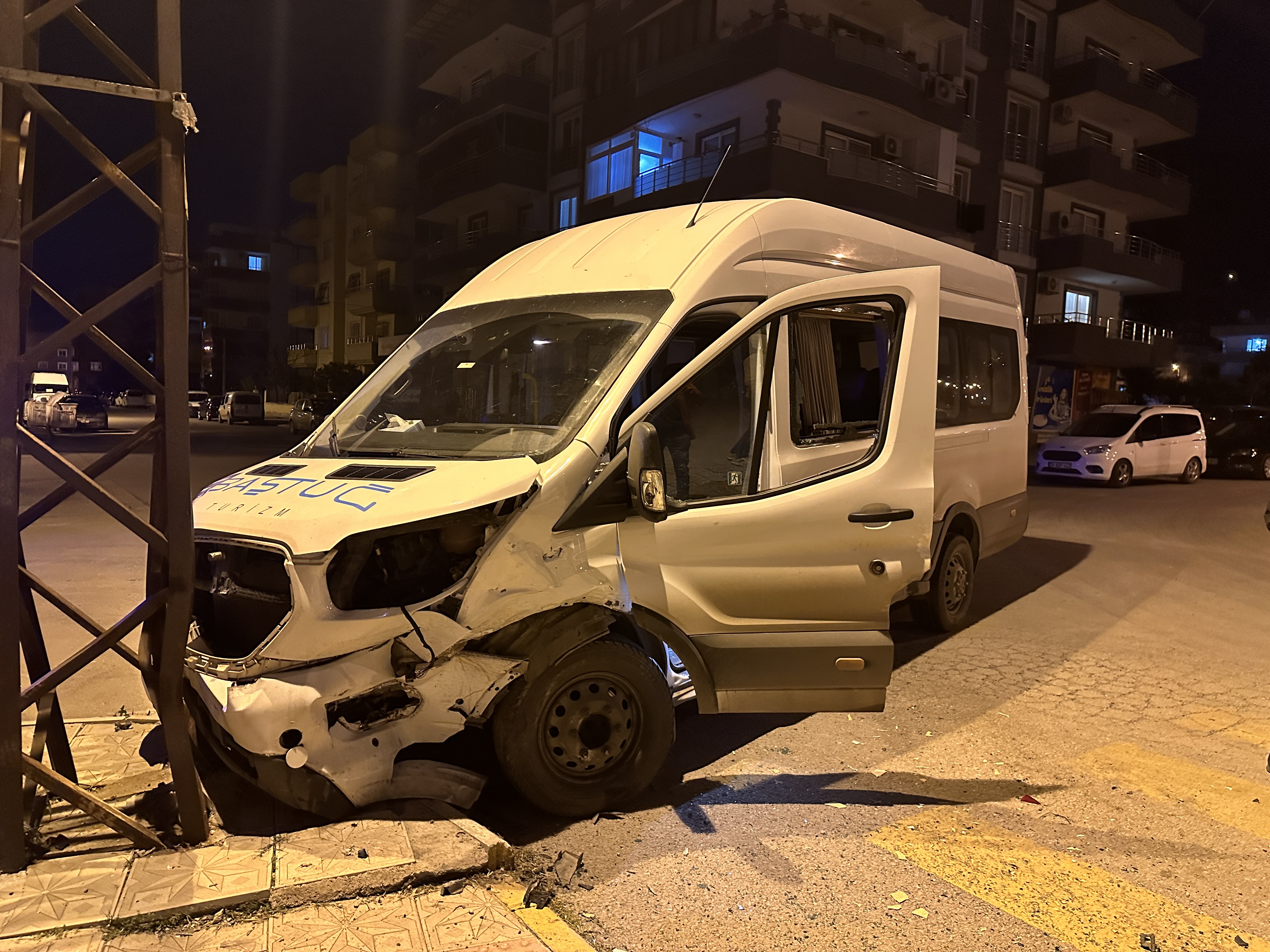 Hatay'da otomobille minibüs çarpıştı: 4 yaralı