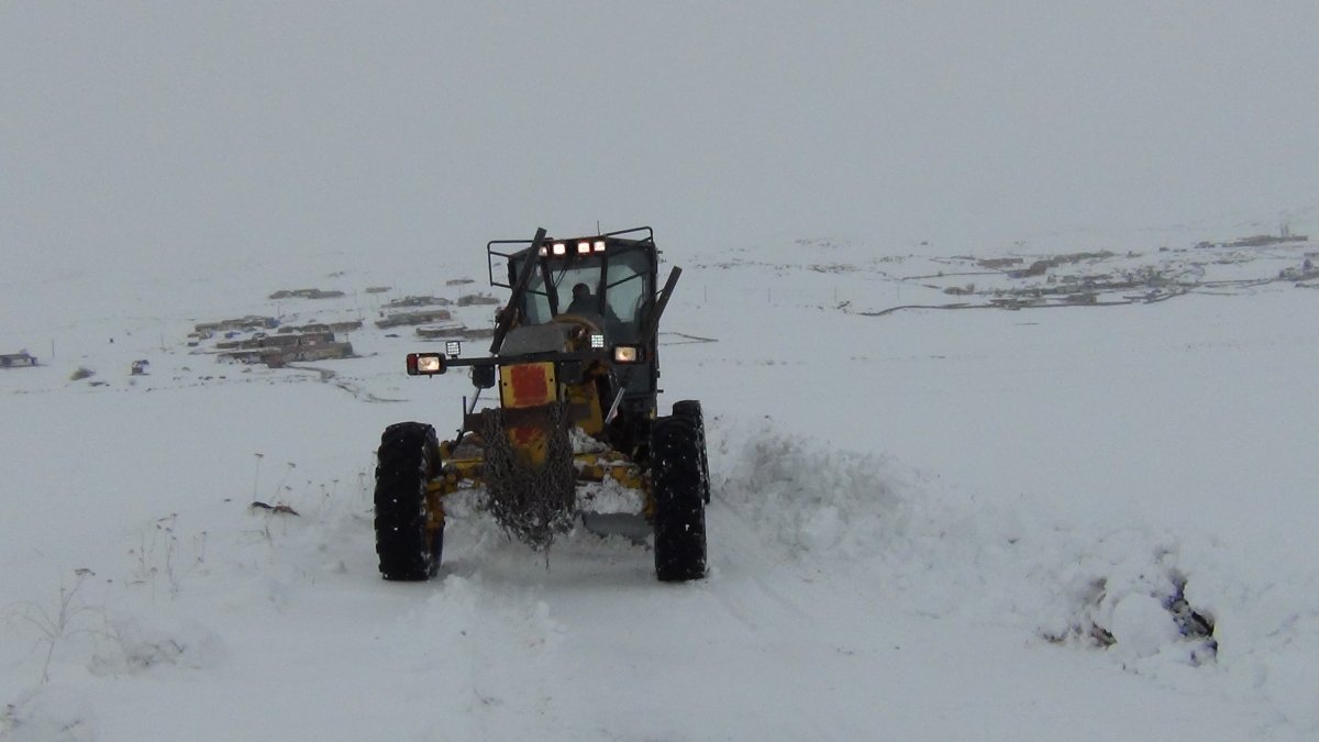 Kars’ta köy yolları ulaşıma kapandı