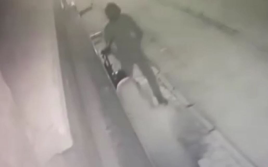 Maskeli şahısların motosiklet hırsızlığı kamerada