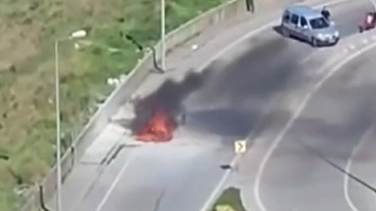 Maltepe’de bir araç seyir halindeyken alev topuna döndü