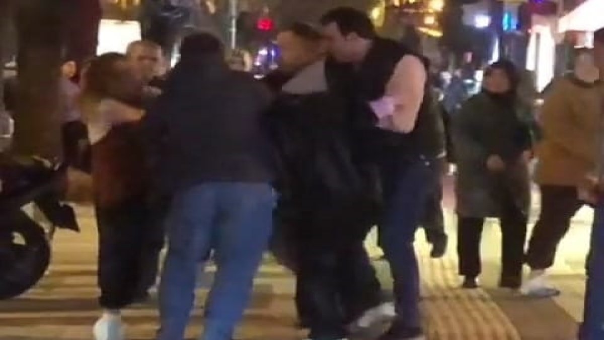 Bursa'da 2 kadın sokak ortasında saç saça kavga etti. O anlar kamerada