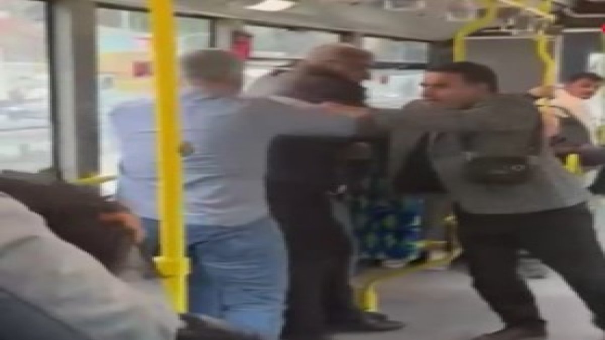 Metrobüste sıra kavgası: Birbirine girdiler