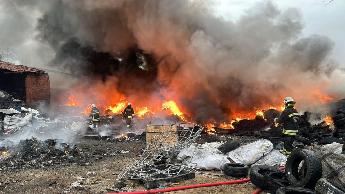 Çorlu'da geri dönüşüm tesisi alev alev yandı