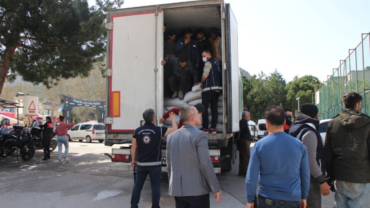 Mercimek yüklü TIR'ın dorsesinden 40 kaçak göçmen çıktı