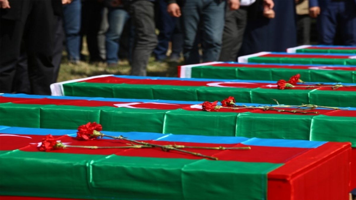 Hocalı katliamının yedi kurbanının kalıntısı Hocalı'da defnedildi