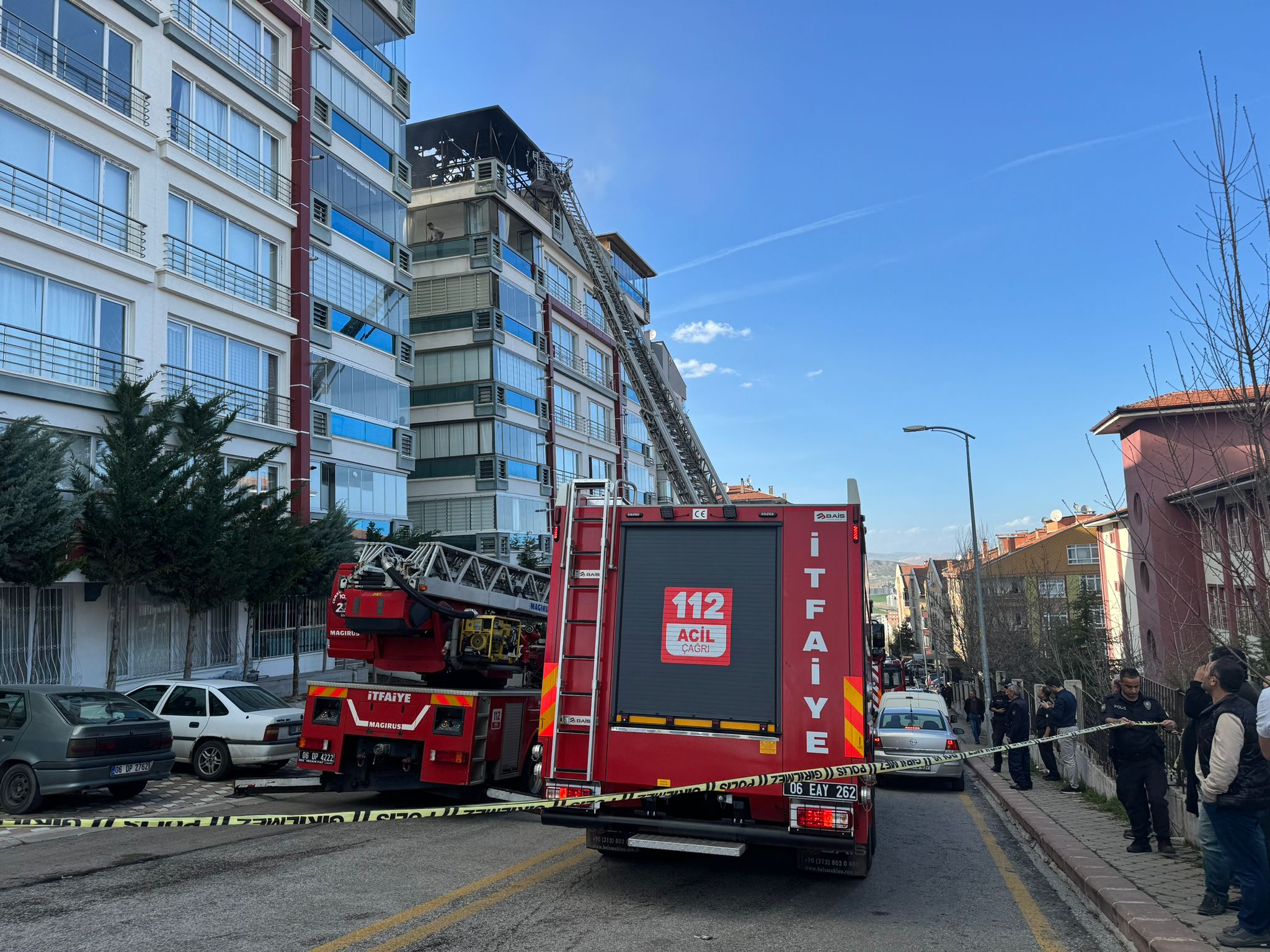 Ankara'da 8 katlı binanın çatı katında yangın çıktı