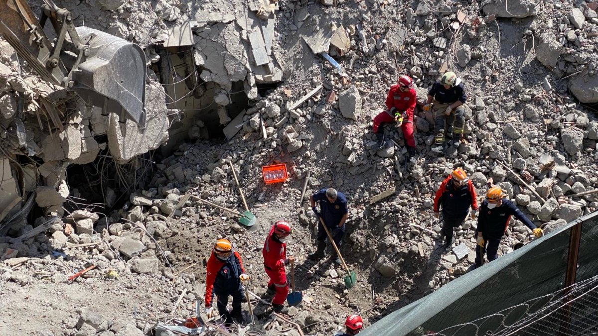 Ankara'da istinat duvarı çöktü. Bir işçi enkaz altında