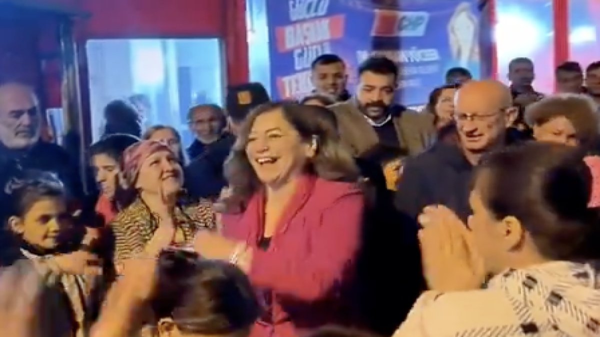 Tekirdağ'da seçimi kazanan CHP'li Candan Yüceer sonucu vatandaşla birlikte oynayarak kutladı