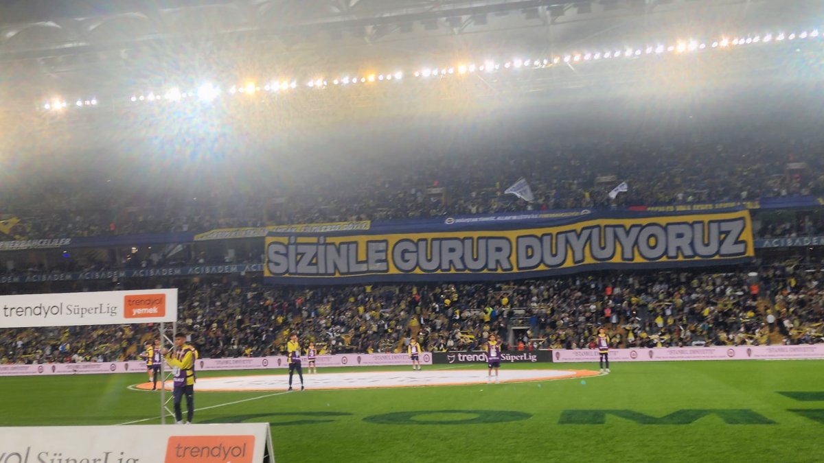 Fenerbahçe taraftarından muhteşem karşılama. Takım sahaya çıkarken açtılar