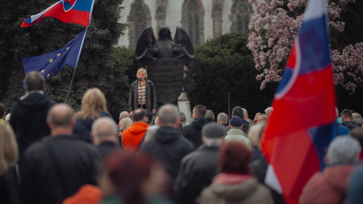 Slovakya'da binlerce kişi hükümet karşıtı protesto düzenledi