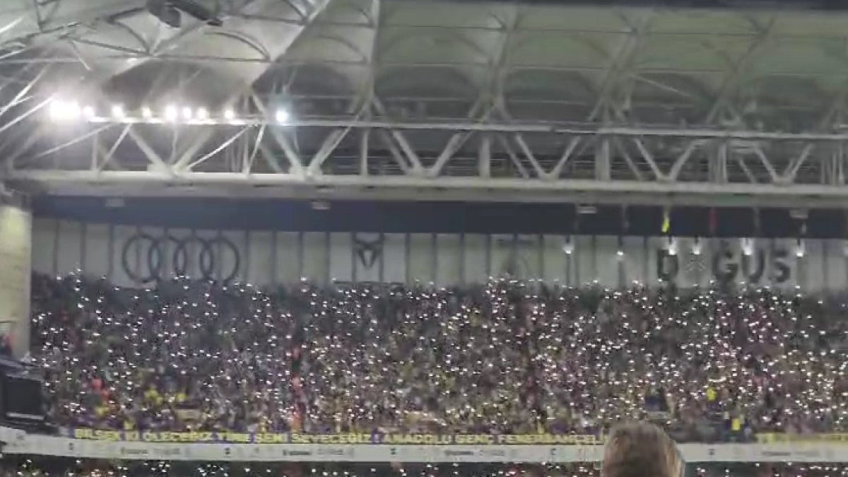 Fenerbahçe'nin golü sonrası tribünler ışıl ışıl