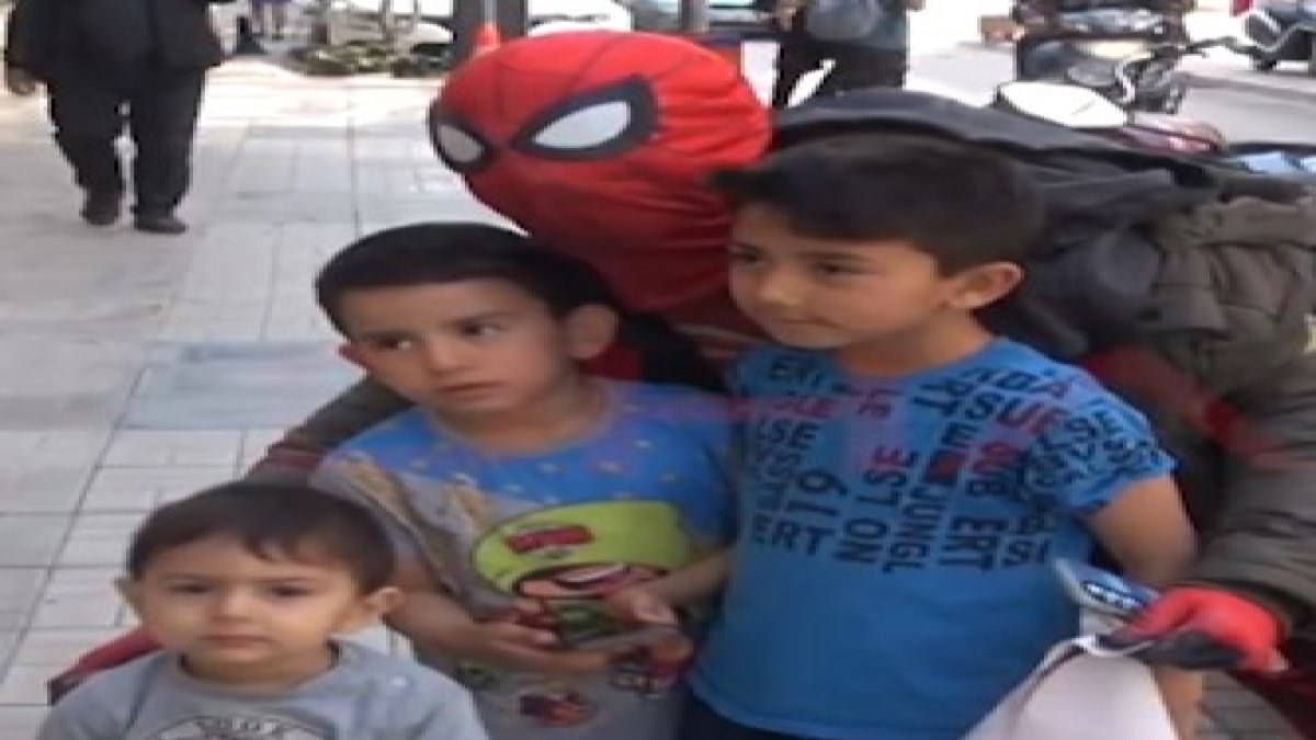 Örümcek adam Hatay'da depremzede çocuklara moral oldu