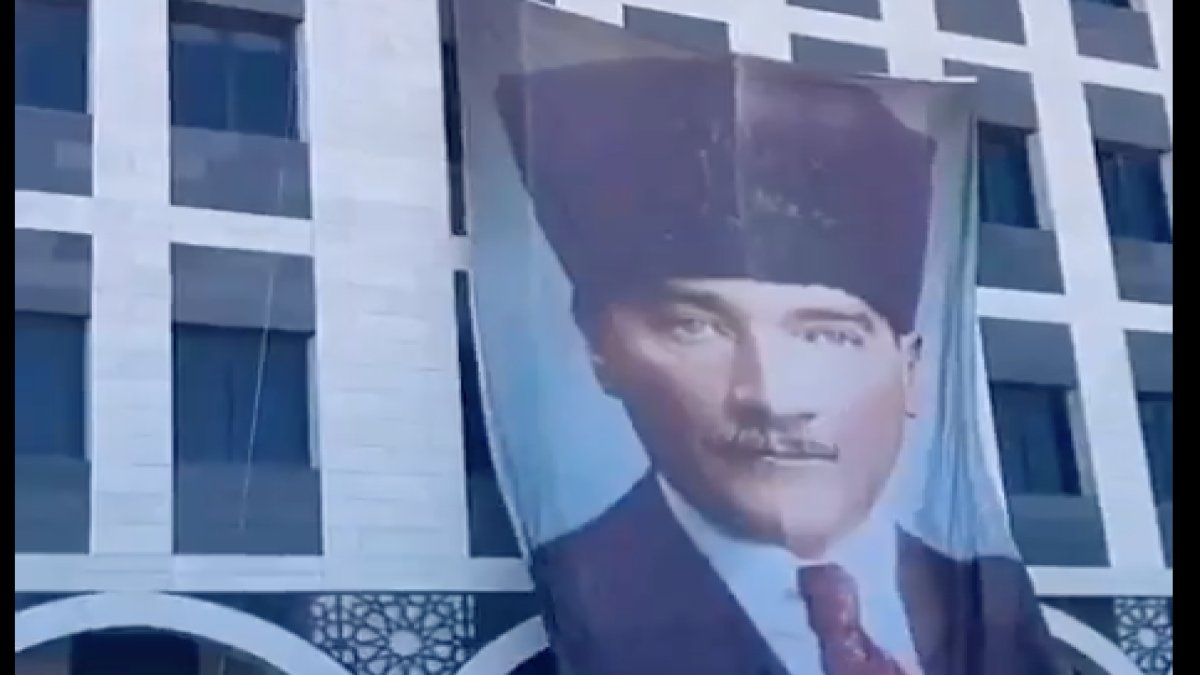 AKP'den CHP'ye geçen Sancaktepe Belediyesi'nde ilk iş Atatürk posteri asmak oldu