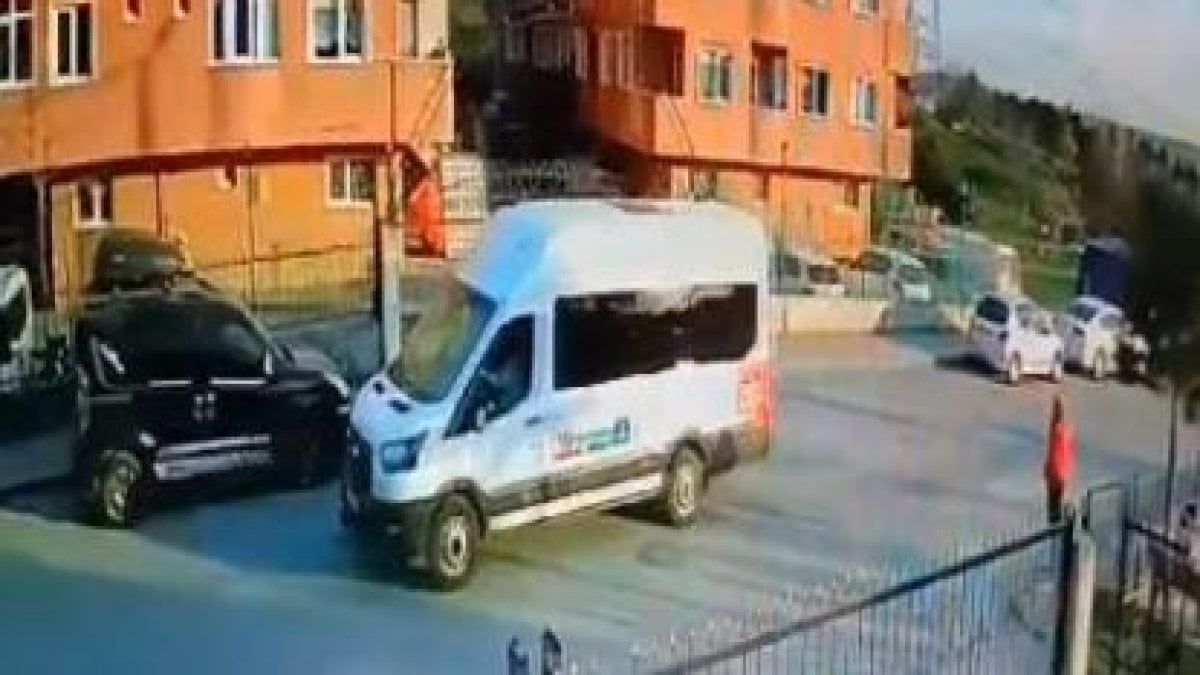 7 yaşındaki çocuğu servis minibüsü ezdi