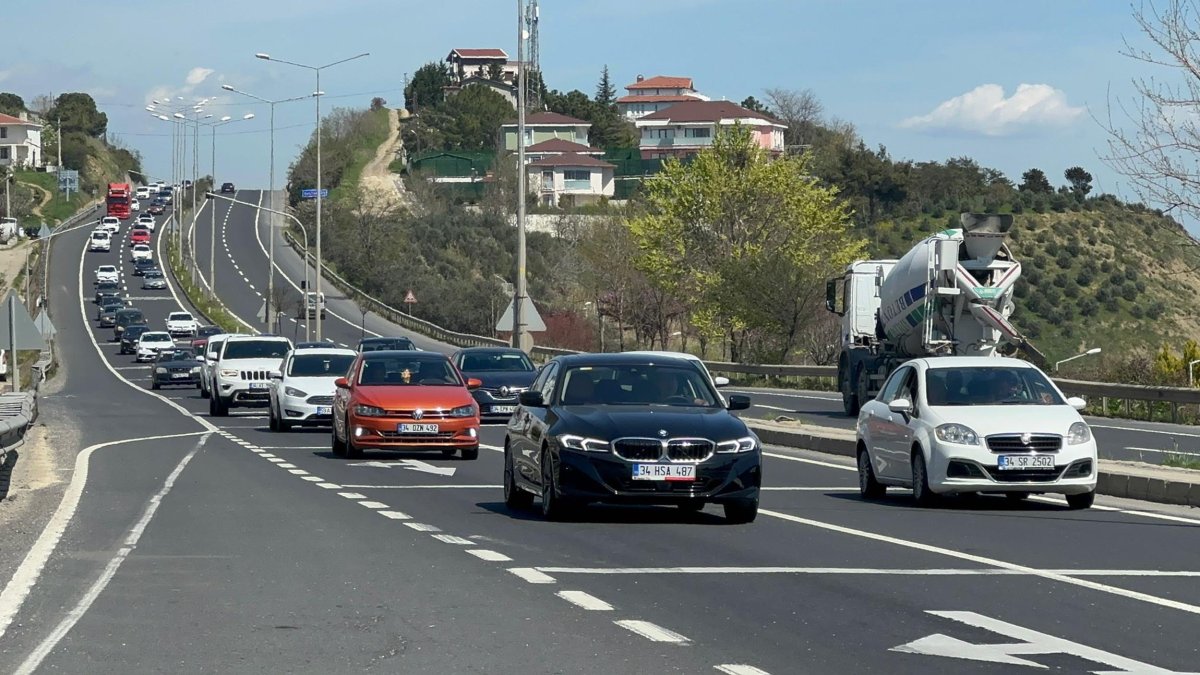 Tatilciler yola çıktı! İstanbul-Tekirdağ yolunda kuyruk uzadıkça uzadı