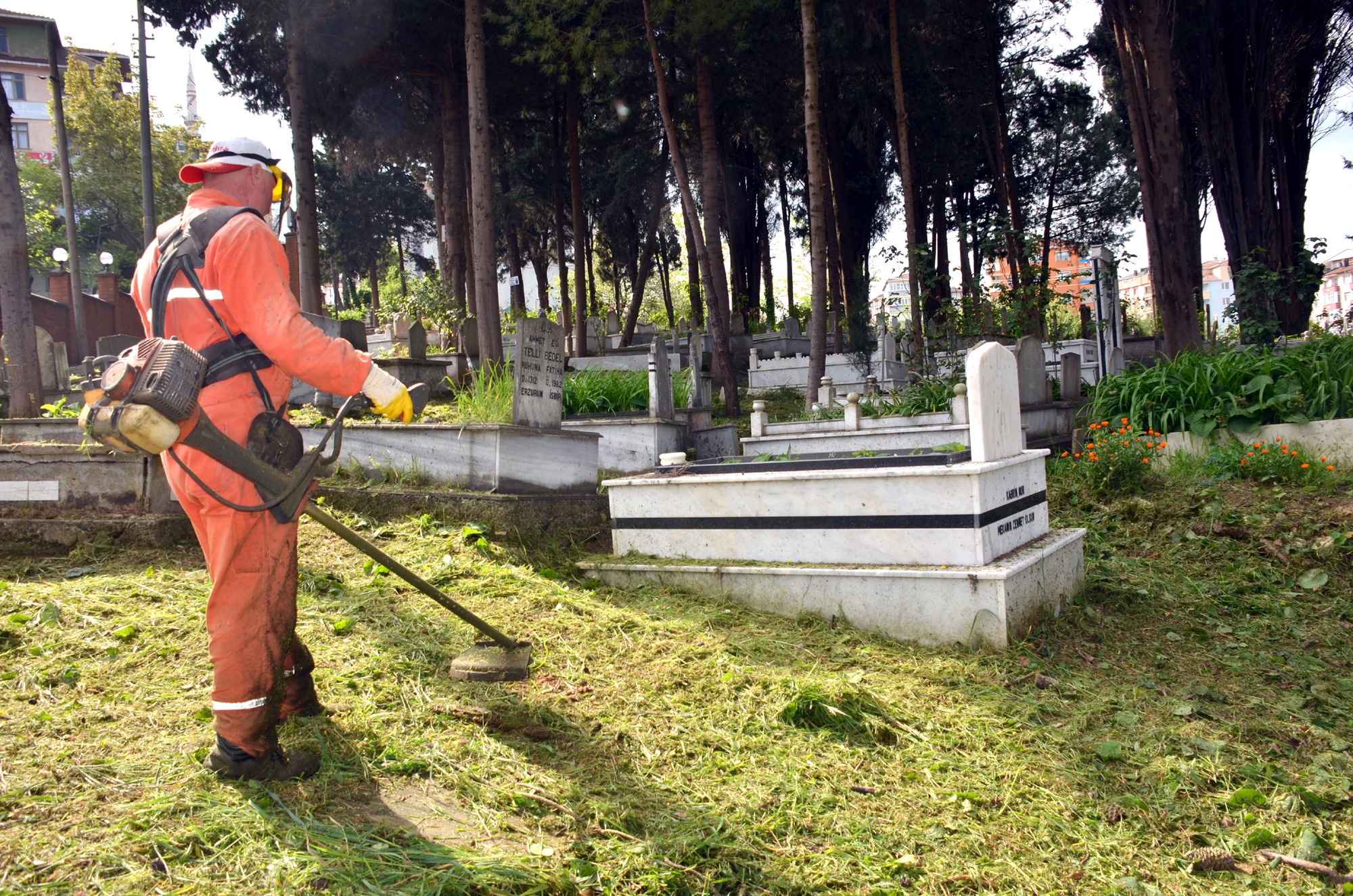 Zonguldak'ta bayram öncesi mezarlıklar temizlendi