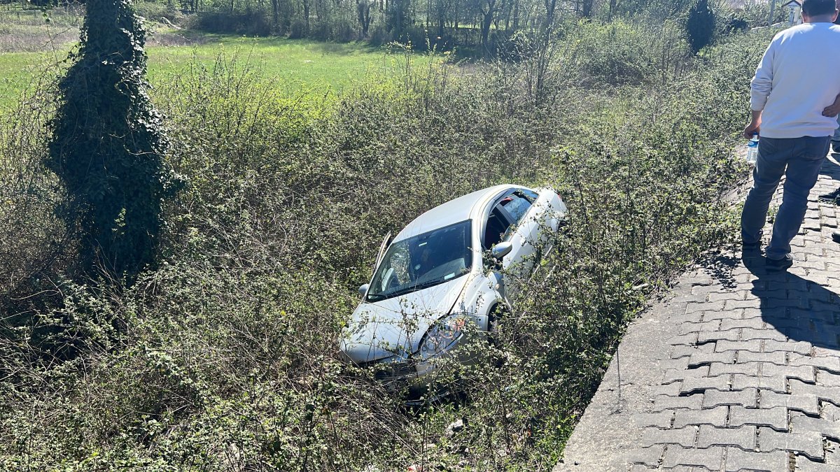 Zonguldak'ta şarampole uçan araçtaki 5 kişi yaralandı