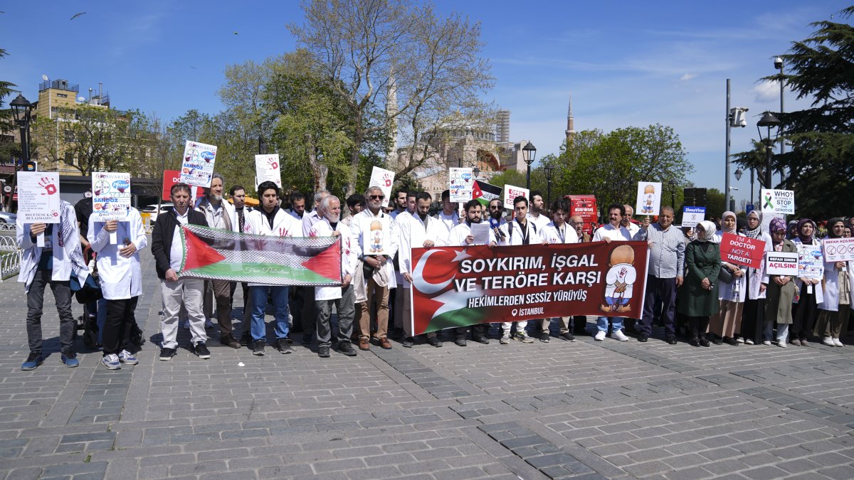 Fatih'te toplanan sağlık çalışanları İsrail'i protesto etti