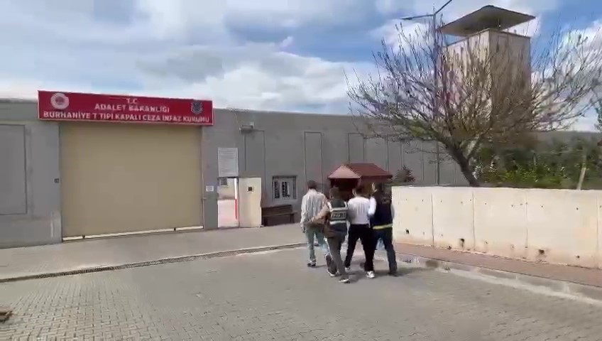 Firari hükümlüler polise yakaladı