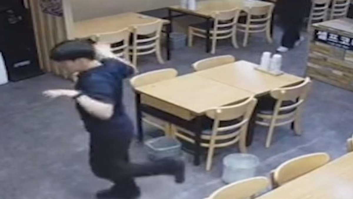 Kendini kaptırmış bir şekilde dans eden restoran çalışanı müşteriye yakalandı