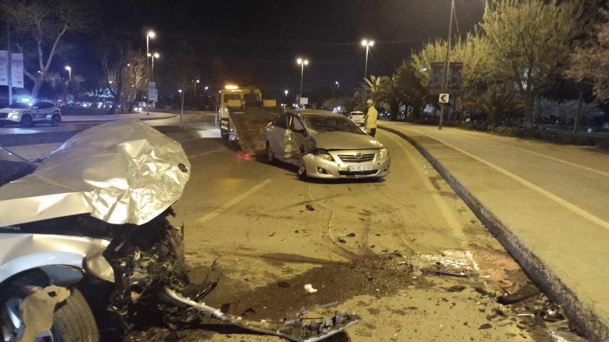 Maltepe'de 2 otomobil çarpıştı