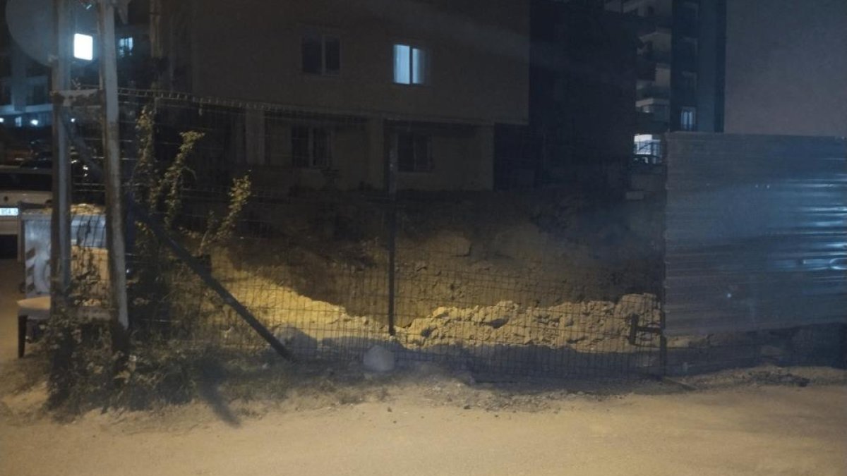 İstanbul Çekmeköy'de inşaat kazısı sonucu istinat duvarı çöktü