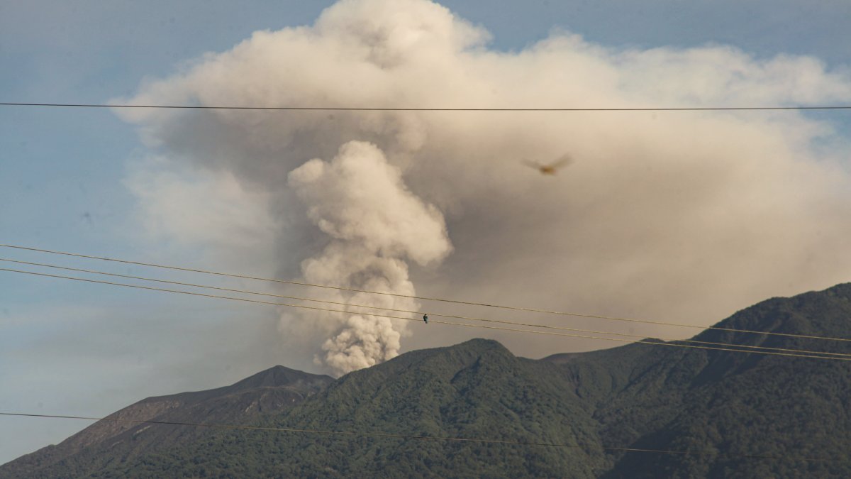 Endonezya'da yine yanardağ patladı