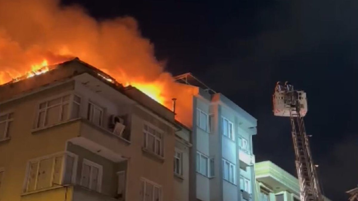 Fatih'te 5 katlı binanın çatısında yangın