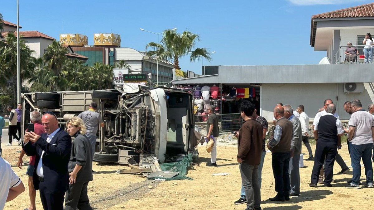 Midibüs ve otomobilin çarpıştı: 29 kişi yaralandı