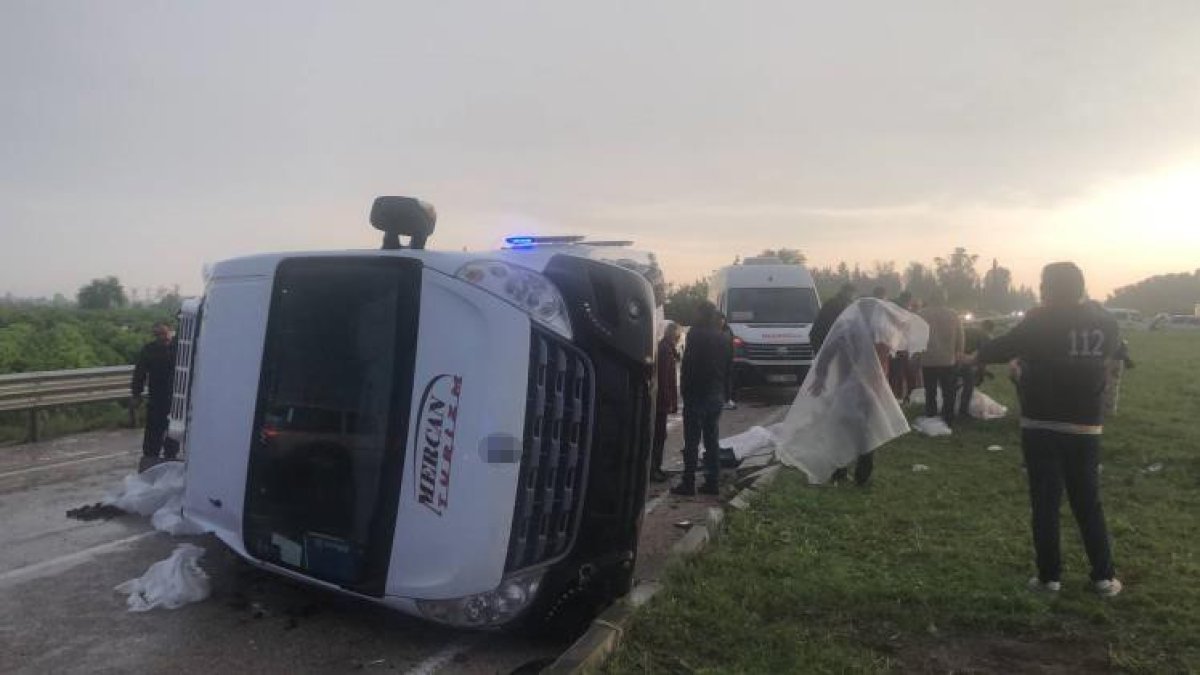 Adana'da minibüs devrildi: 1'i çocuk 5 kişi yaralandı