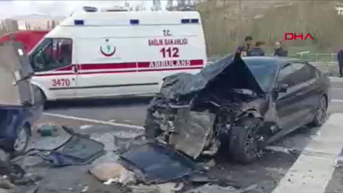 Malatya'da 2 otomobil kafa kafaya çarpıştı. 3 ölü, 5 yaralı