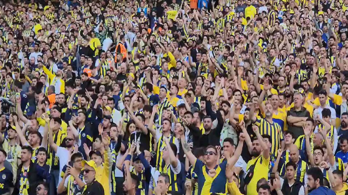 Fenerbahçe taraftarı kenetlendi. Futbolcuları görünce marşa başladı