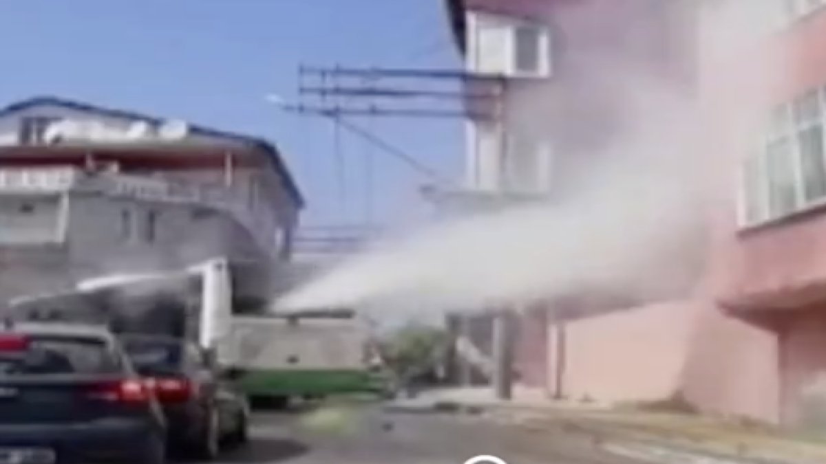 Bursa'da belediye otobüsünün su borusu patladı