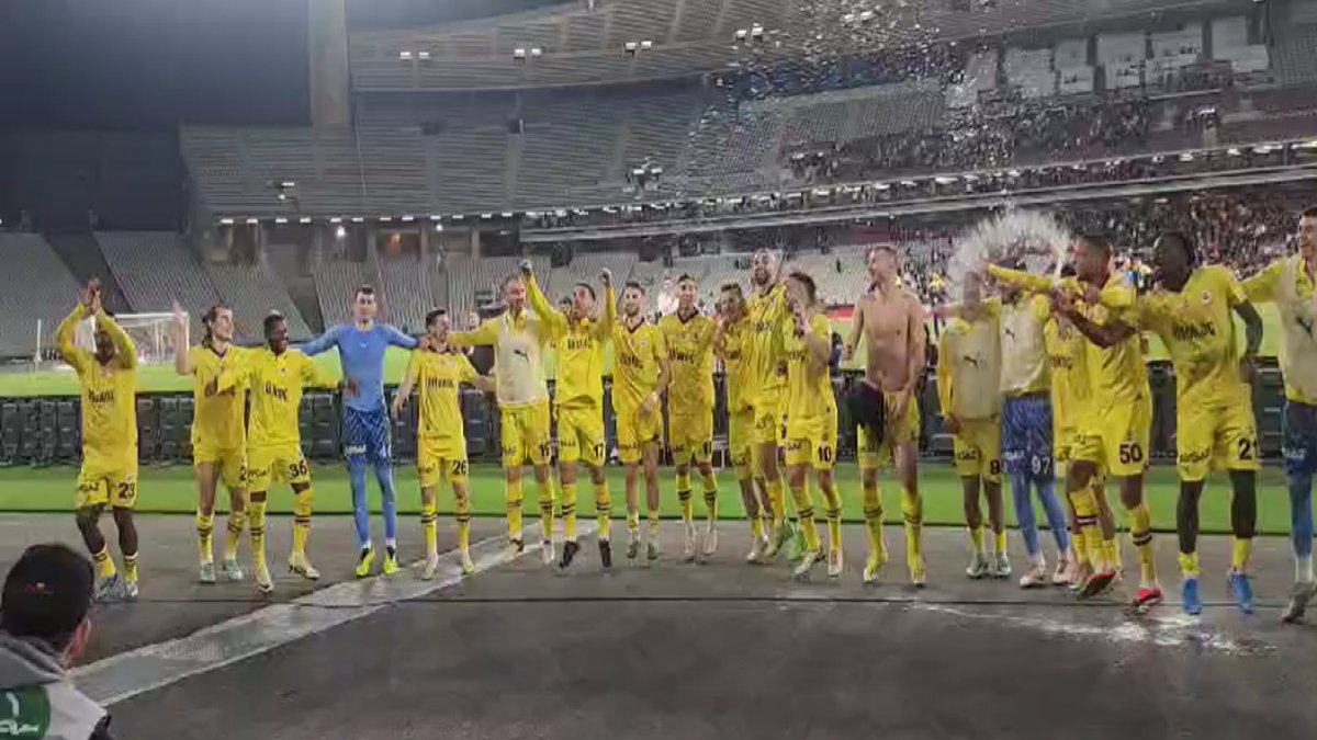 Fenerbahçeli futbolcular Karagümrük galibiyetini taraftarlarla doyasıya kutladı
