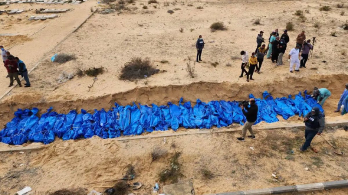 Gazze Şeridi’nin kuzeyinde iki toplu mezar bulundu