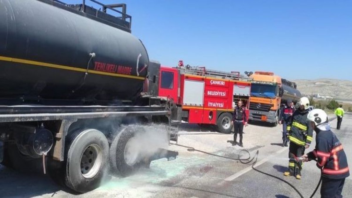 Çankırı-Ankara karayolunda tehlikeli madde taşıyan tırda yangın çıktı