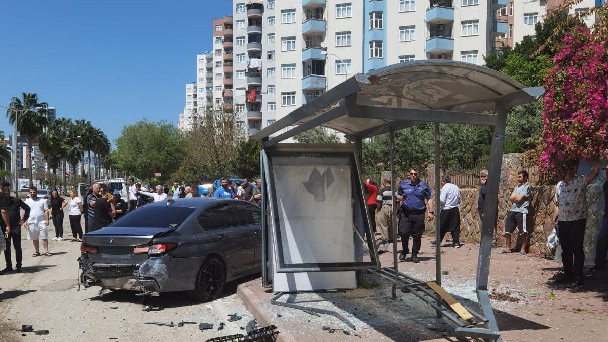 Adana’da lüks otomobil otobüs durağına daldı: 7 yaralı