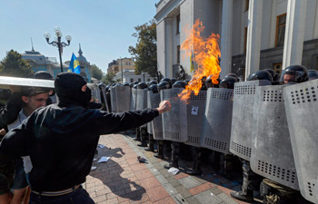 Göstericilerden Ukrayna meclisine bomba