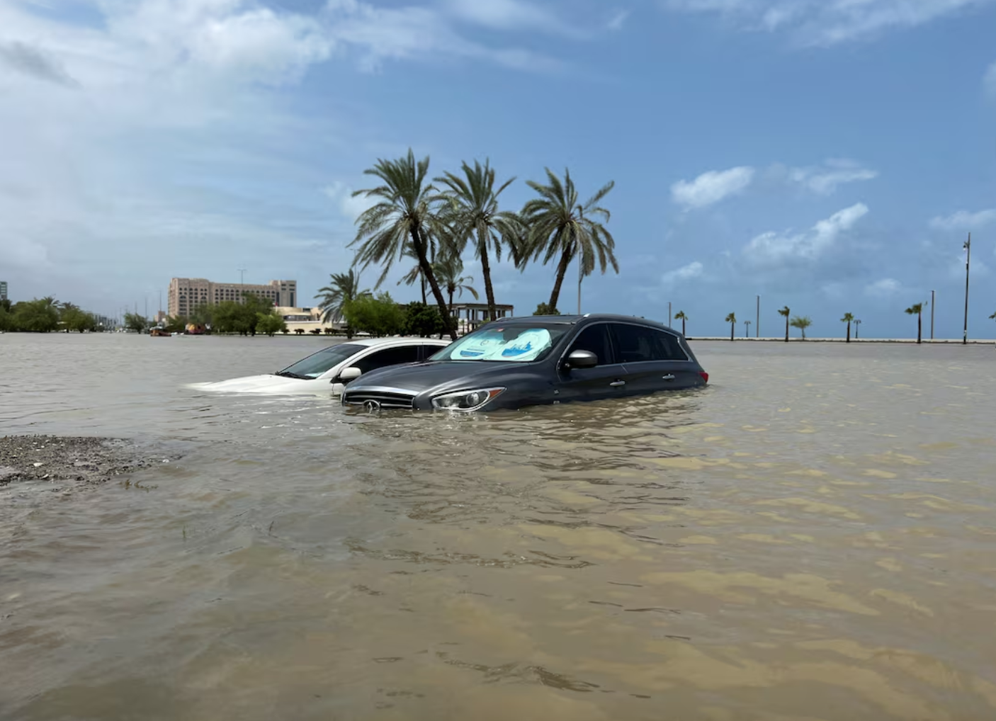 Birleşik Arap Emirlikleri şiddetli yağışlara teslim oldu
