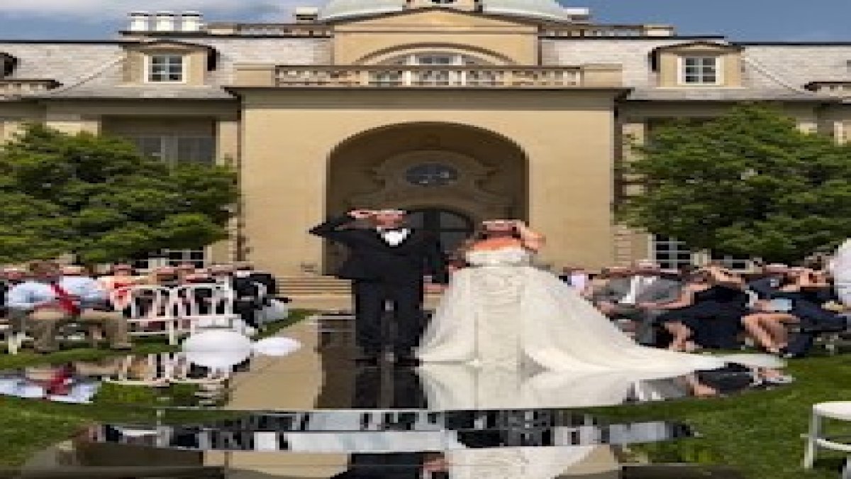 Güneş tutulması sırasında evlenen çiftin düğünü büyüledi