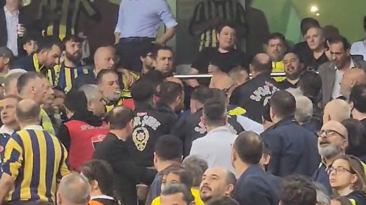 Fenerbahçeli taraftarlar maç oynanırken birbirine girdi. Polis böyle müdahale etti