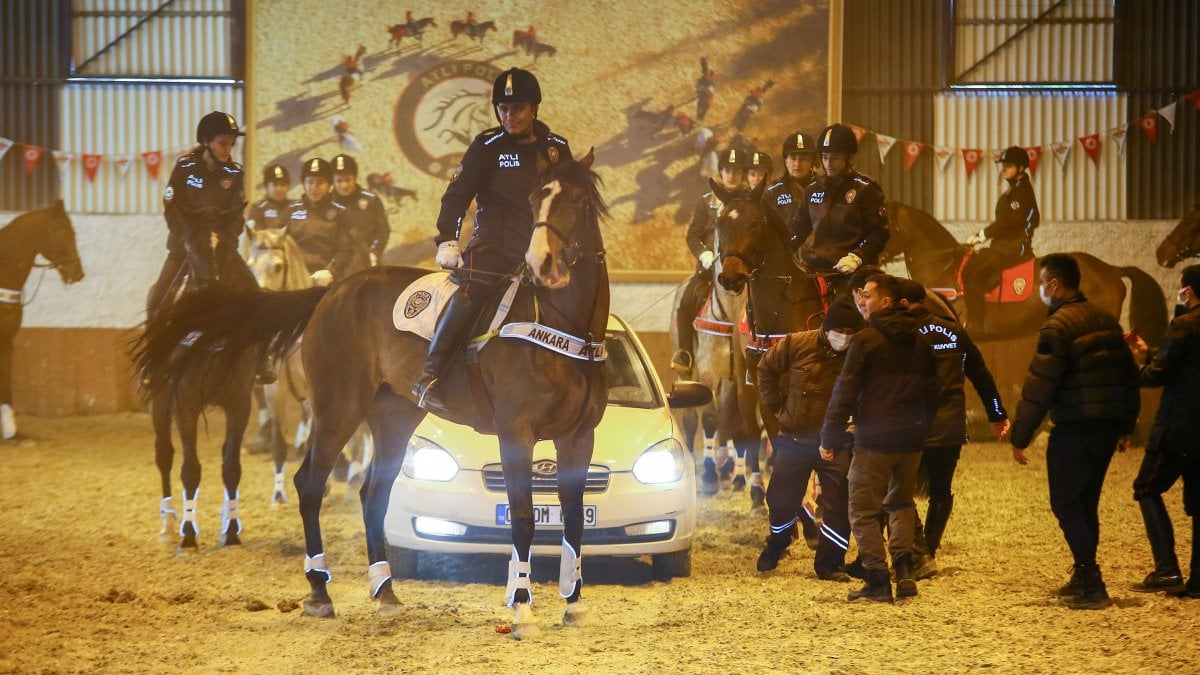 Atlı polislere taze kan